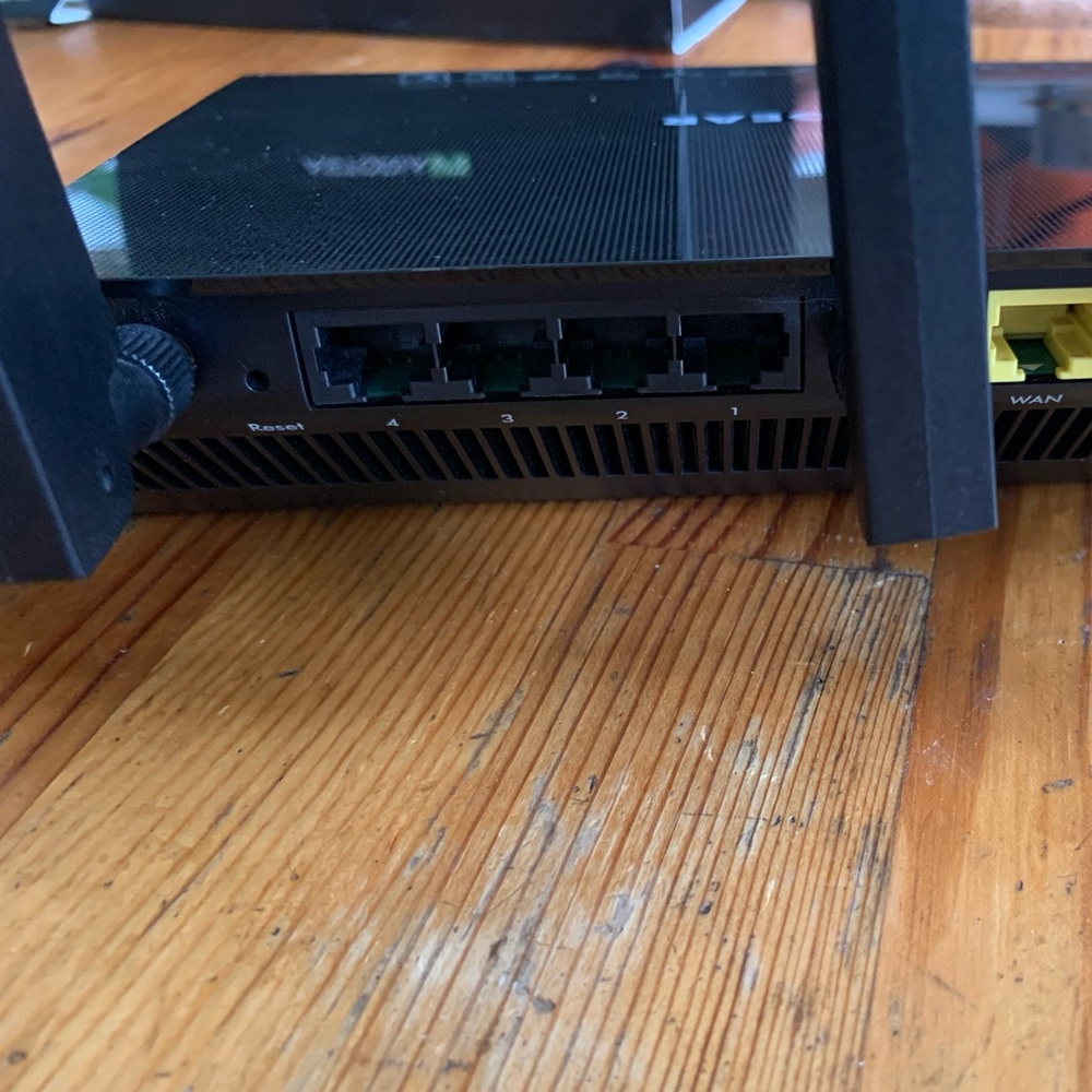 Netgear // R6700 Nighthawk AC1750 Smart Wifi Router - Picture 4 of 8